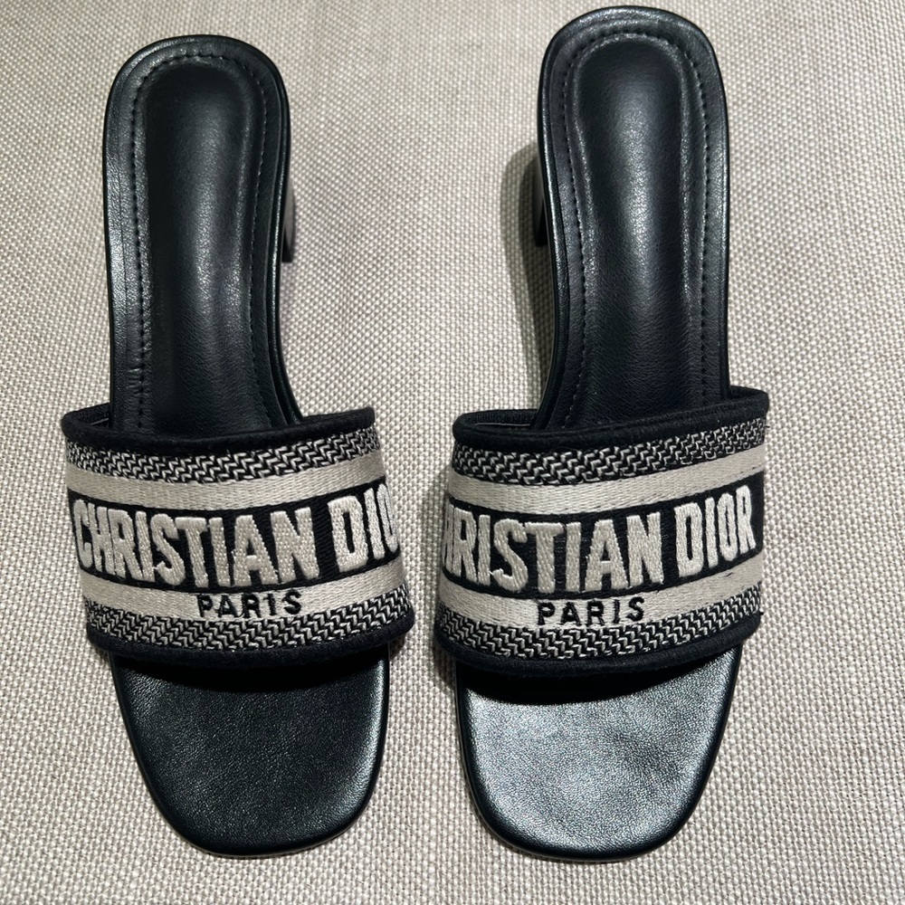 Di or sandals